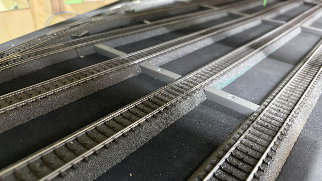 PETG Gleishalterung Mitte zwischen C-Gleisen auf einer Modellbahnanlage