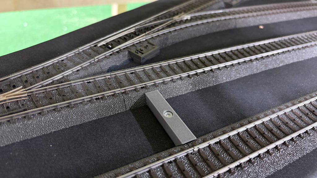 Gleishalterung Mitte zwischen Märklin und Trix C-Gleisen mit 77,5 mm Gleisabstand montiert