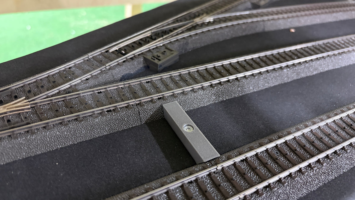 Gleishalterung Mitte zwischen Märklin und Trix C-Gleisen mit 77,5 mm Gleisabstand montiert