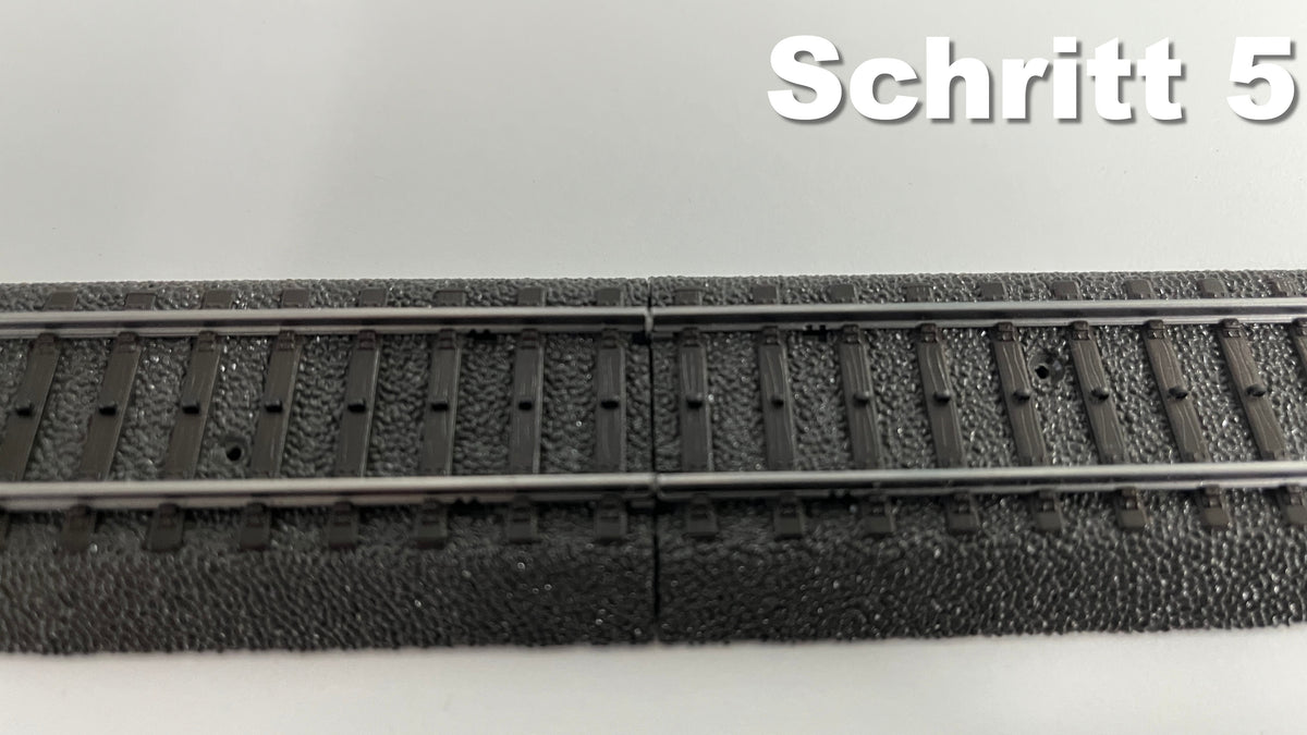 Fertig montierter Isolierverbinder zwischen zwei Märklin C-Gleisen für einen elektrisch getrennten Rückmeldeabschnitt