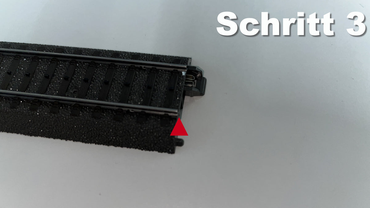 Montage Schritt 1 für Isolierverbinder am Märklin C-Gleis zur elektrischen Trennung eines Rückmeldeabschnitts