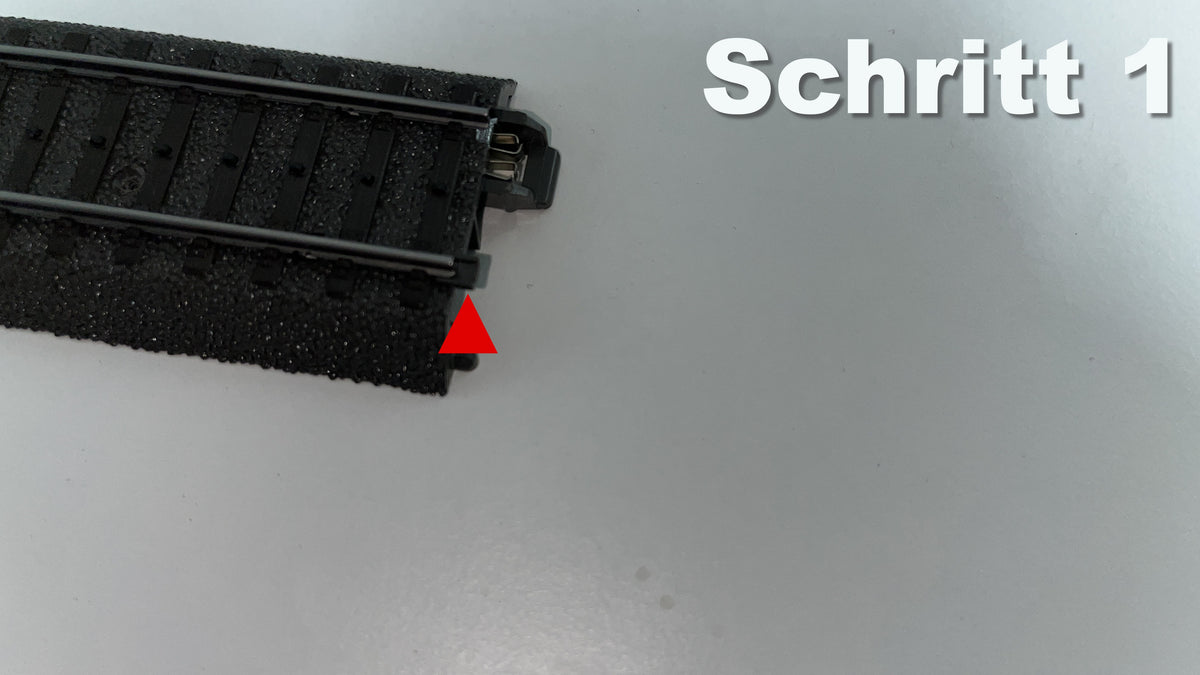 Montage Schritt 2 der Isolierverbinder für Märklin C-Gleis – vorhandenen Kontakt für die elektrische Trennung entfernen