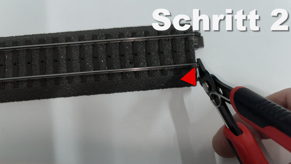 Montage Schritt 3 des Isolierverbinders am Märklin C-Gleis zur Vorbereitung eines Rückmeldeabschnitts