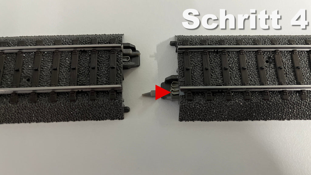 Montage Schritt 4 – Isolierverbinder am Märklin C-Gleis einsetzen und Gleisverbindung vorbereiten