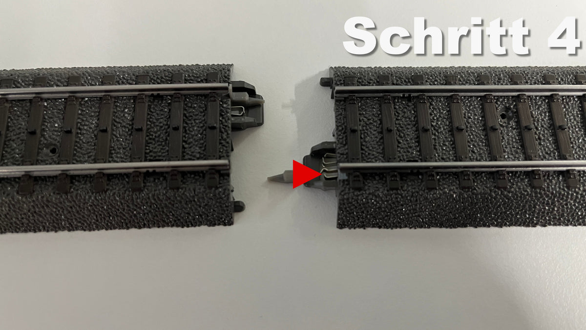 Montage Schritt 4 – Isolierverbinder am Märklin C-Gleis einsetzen und Gleisverbindung vorbereiten