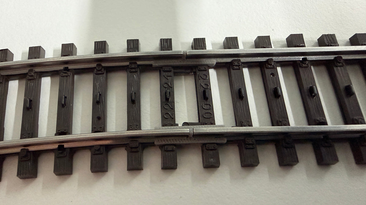 Isolierverbinder im Märklin K-Gleis zur elektrischen Trennung für Rückmeldeabschnitte und Belegtmelder