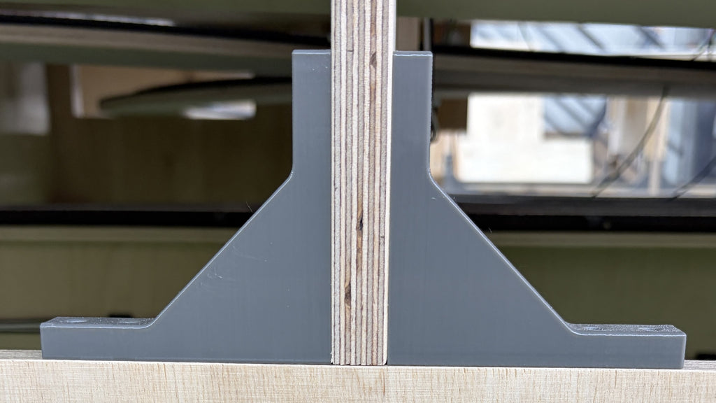 PETG Spantenhalterung für 15 mm Holz bei der Montage eines Modellbahn-Spantenrahmens