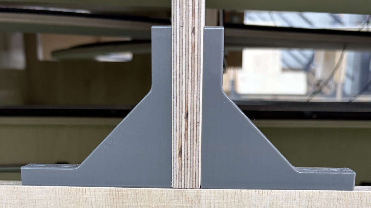 PETG Spantenhalterung für 15 mm Holz bei der Montage eines Modellbahn-Spantenrahmens