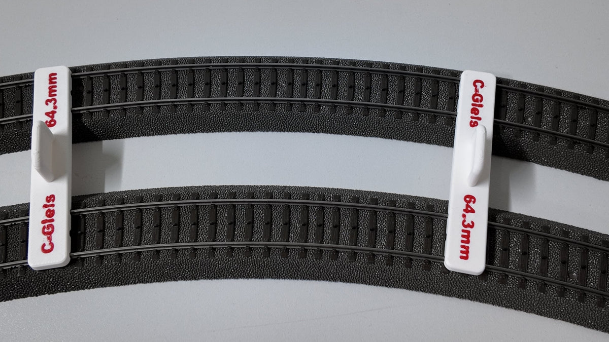 Parallelgleis Fixierhalter im Einsatz an gebogenen Märklin C-Gleisen mit 77,5 mm Gleisabstand