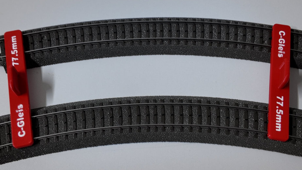 Parallelgleis Fixierhalter im Einsatz an gebogenen Märklin C-Gleisen mit 77,5 mm Gleisabstand