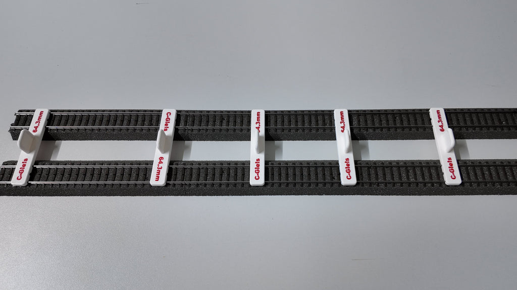 5 weiße Parallelgleis Fixierhalter halten zwei gerade Märklin C-Gleise im Abstand von 64,3 mm