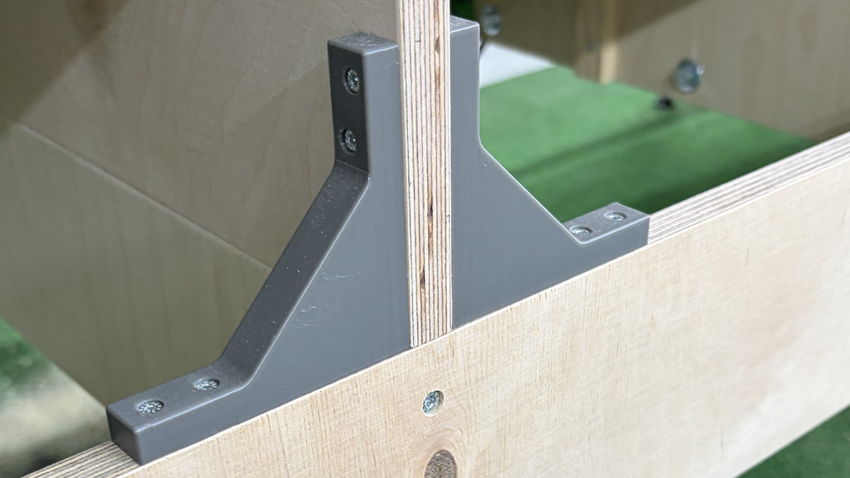 Spantenhalterungen für 15 mm starkes Holz montiert am Spantenrahmen einer Modellbahnanlage