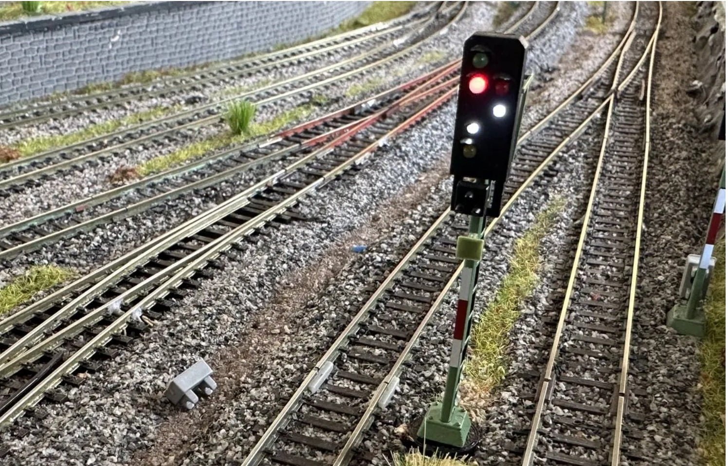 Signalsockel für N, TT & H0 – passend für Viessmann Signale, stabile Befestigung für Modellbahn - DSEG - Shop